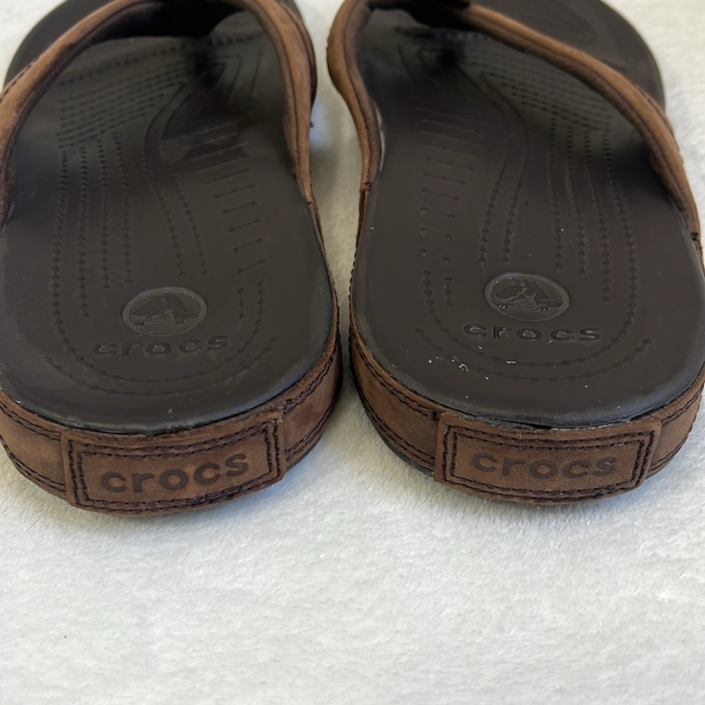 Crocs Men’s Brown Leather Yukon Flip Flops Size 8 - Picture 4 of 6